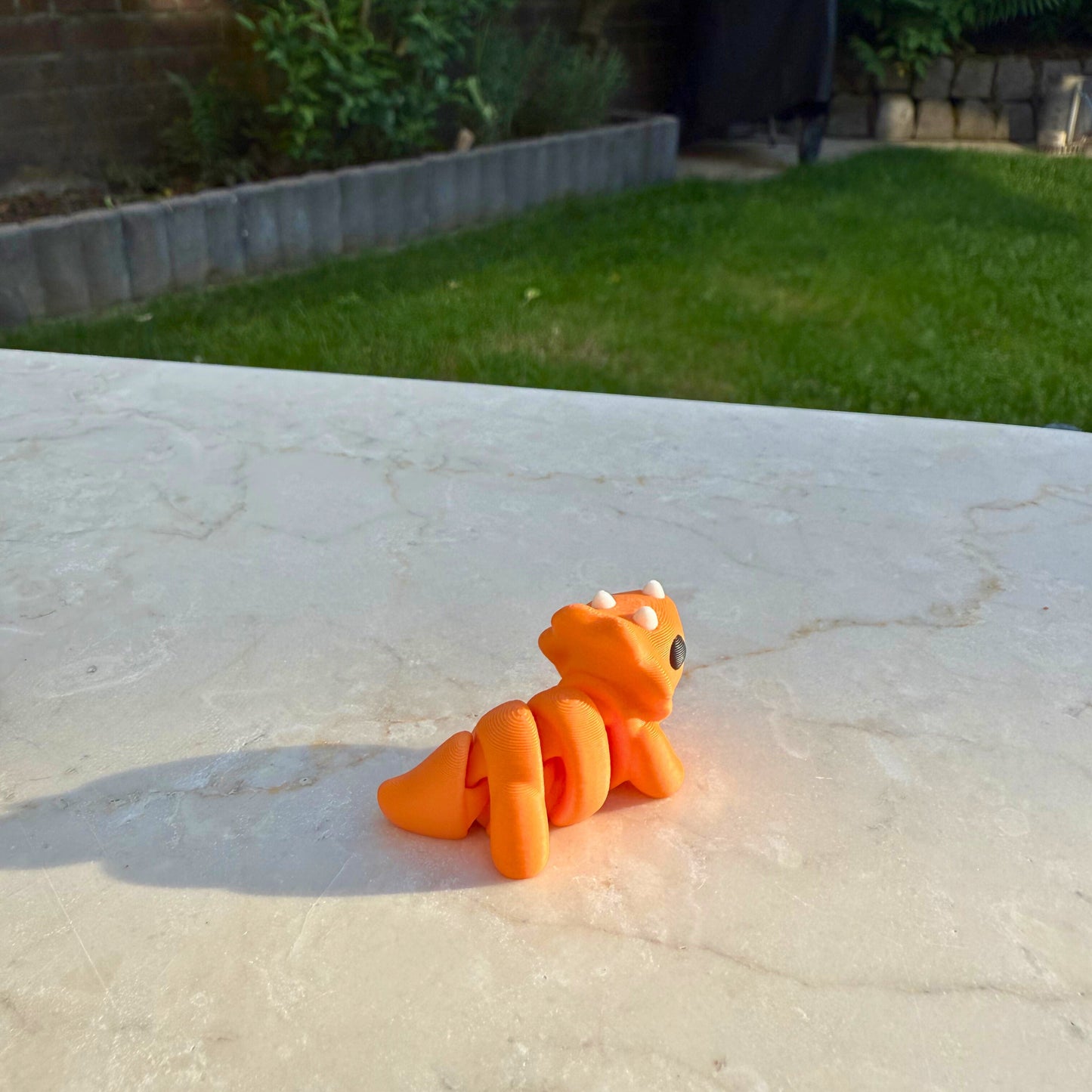 Model van een 3D geprinte baby triceratops, eco-vriendelijk en veilig speelgoed.