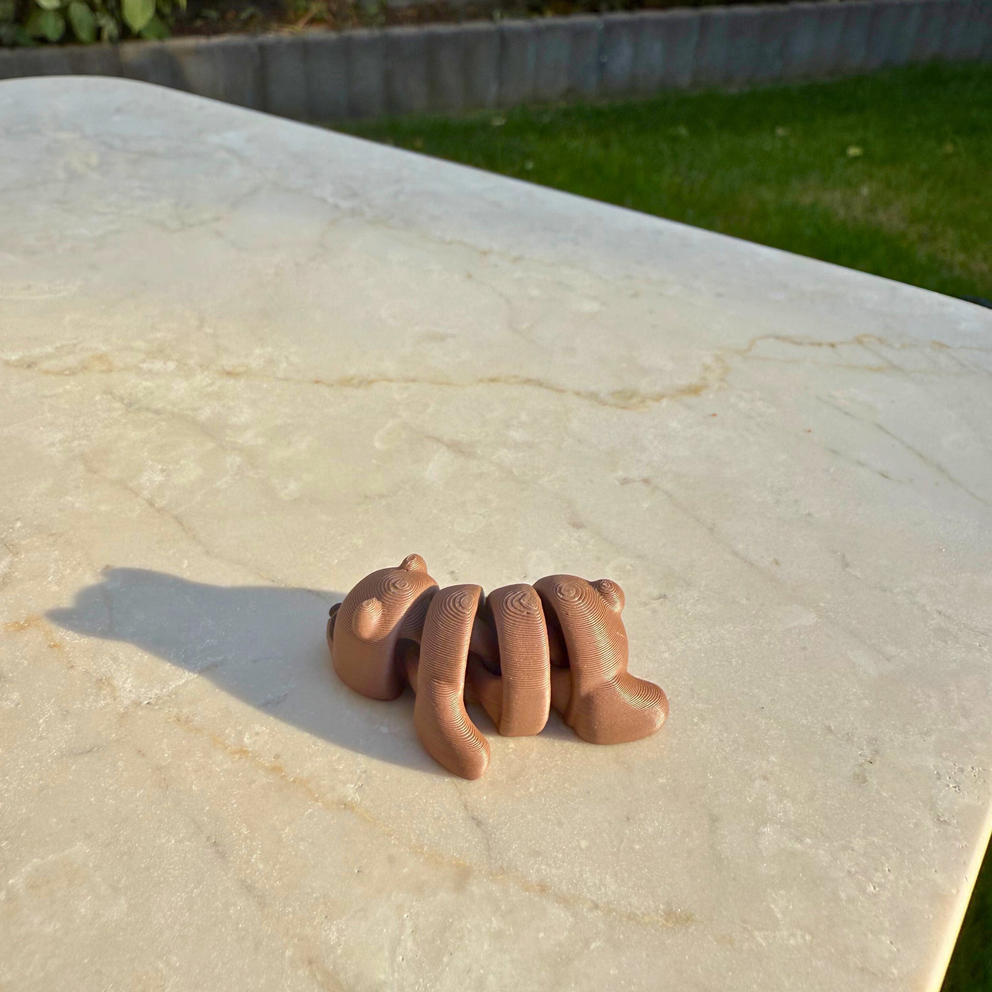Staand model van een 3D geprinte flexibele speelgoedbeer, bruin.