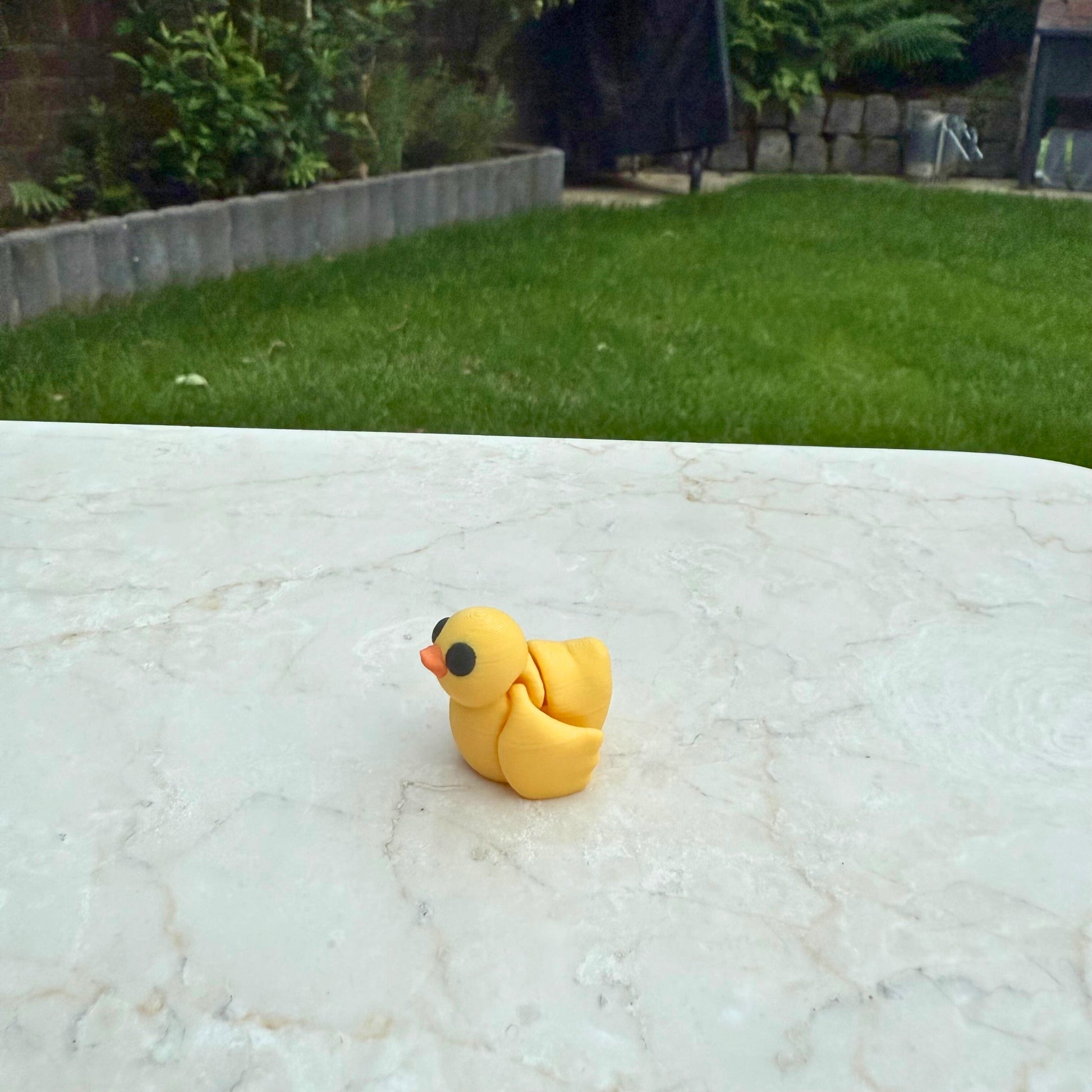 Speelgoedfiguur van een 3D geprint flexibel eendje, thema boerderijdieren.
