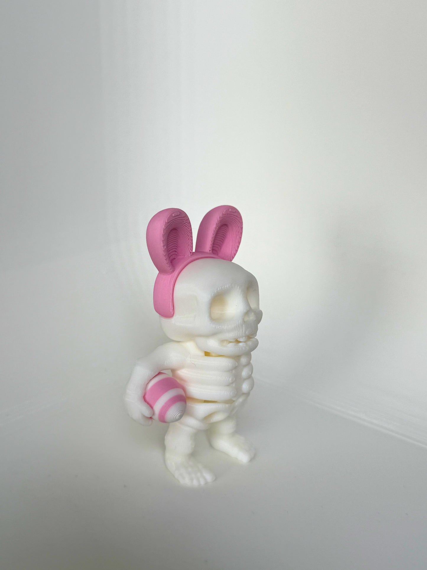 Uniek paasdecoratiefiguur – skelet met paasei en konijnenoren van milieuvriendelijk plastic
