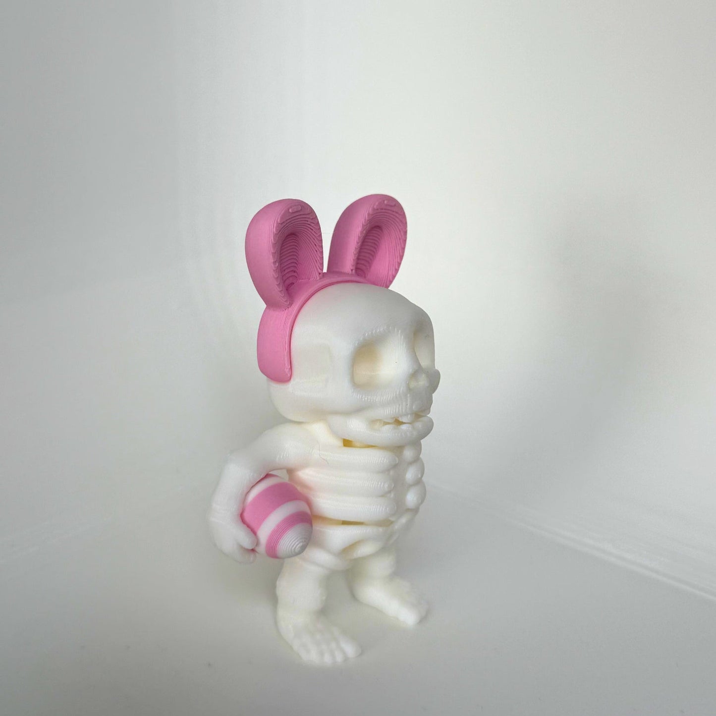 Uniek paasdecoratiefiguur – skelet met paasei en konijnenoren van milieuvriendelijk plastic