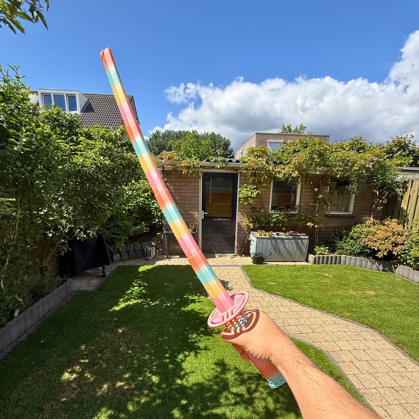 Vrolijk gekleurde 3D geprinte regenboog speelgoed katana, ideaal voor fantasierijk spel.