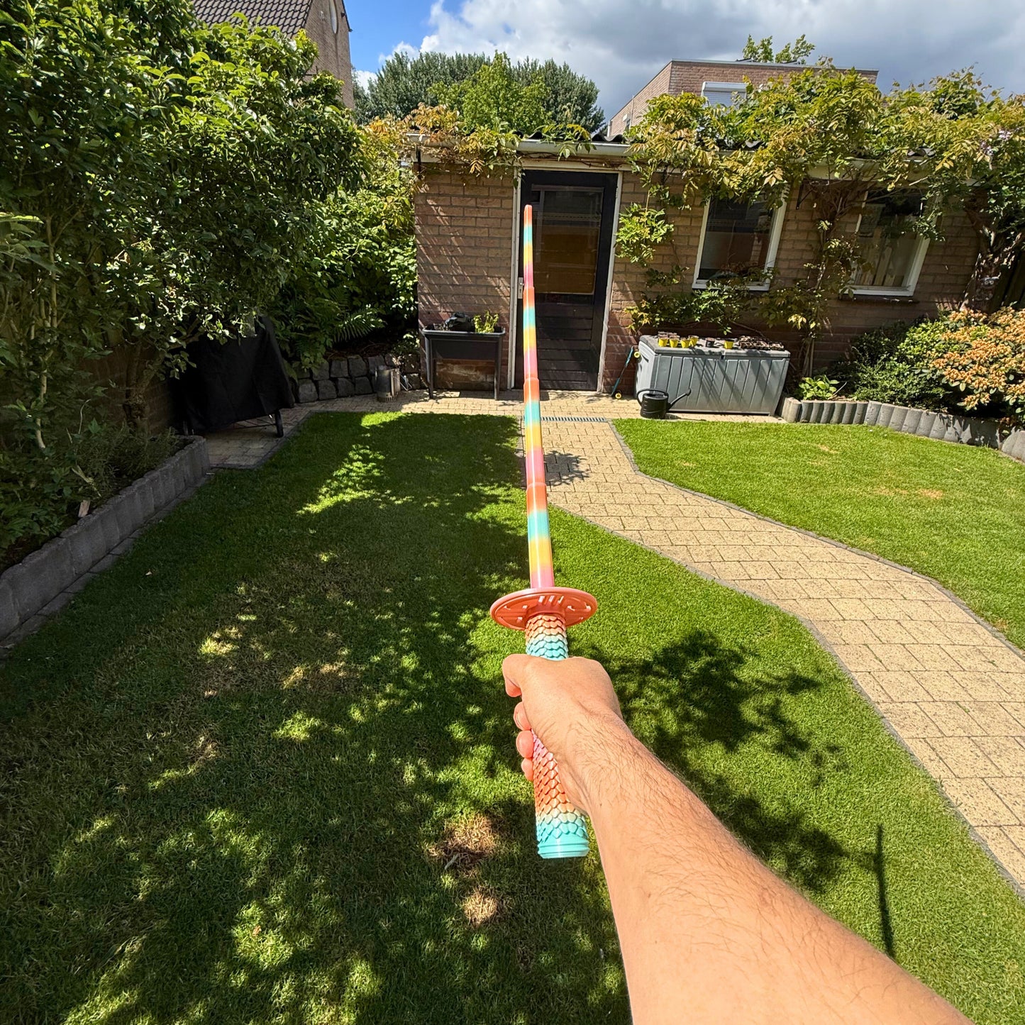 Vrolijk gekleurde 3D geprinte regenboog speelgoed katana, ideaal voor fantasierijk spel.