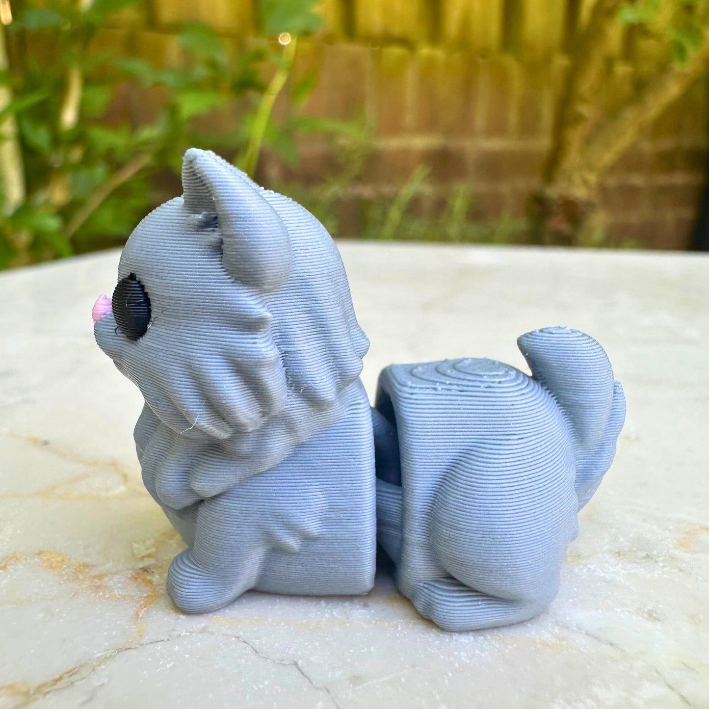 Grijze 3D geprinte flexibele speelgoed kat met gesegmenteerd lichaam voor beweeglijkheid, veilig en non-toxisch.