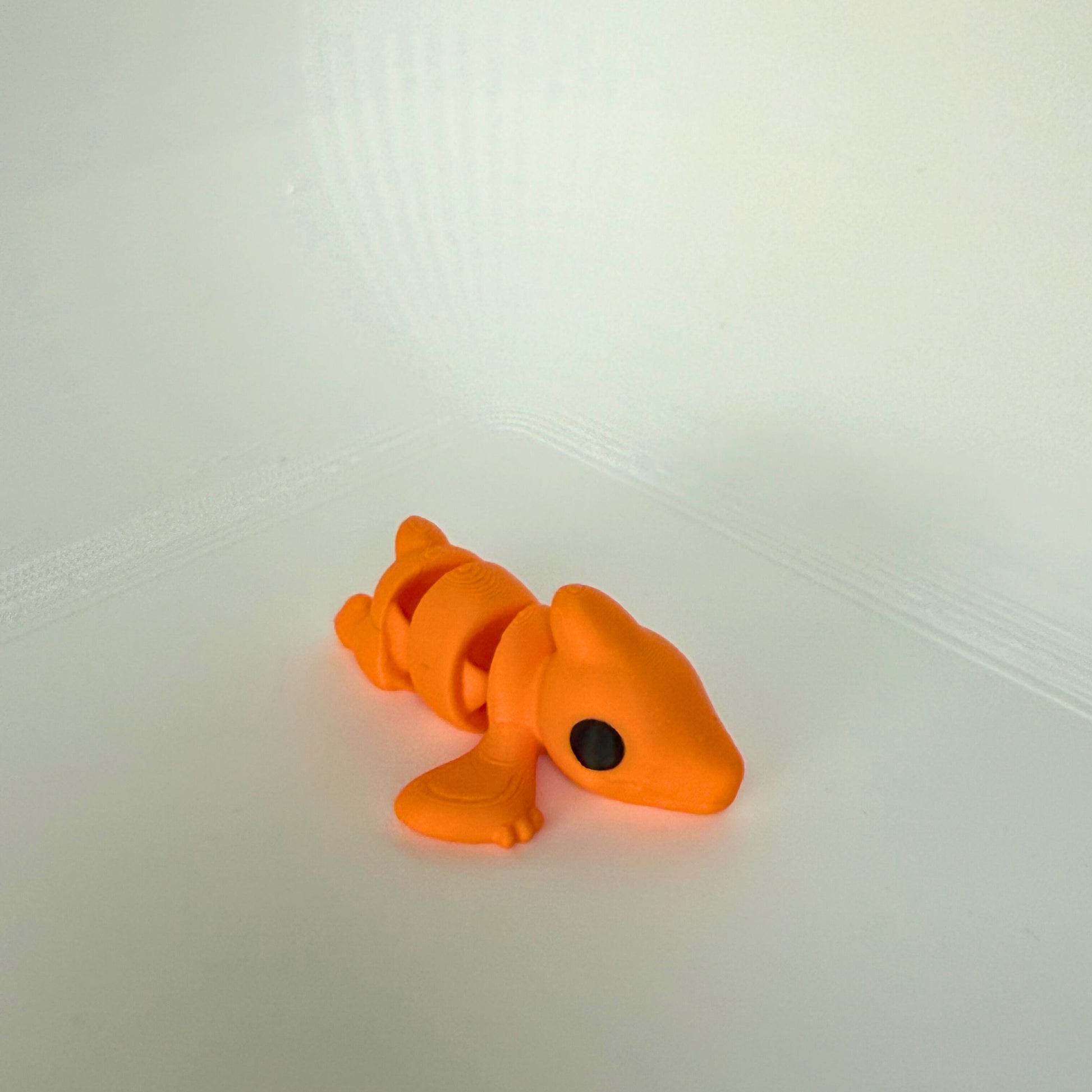 Duurzaam speelgoed: articulerend baby dinosaurus figuurtje – oranje pterodactyl met zichtbare vleugel, zijaanzicht