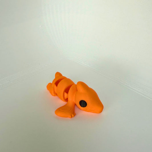 Duurzaam speelgoed: articulerend baby dinosaurus figuurtje – oranje pterodactyl met zichtbare vleugel, zijaanzicht