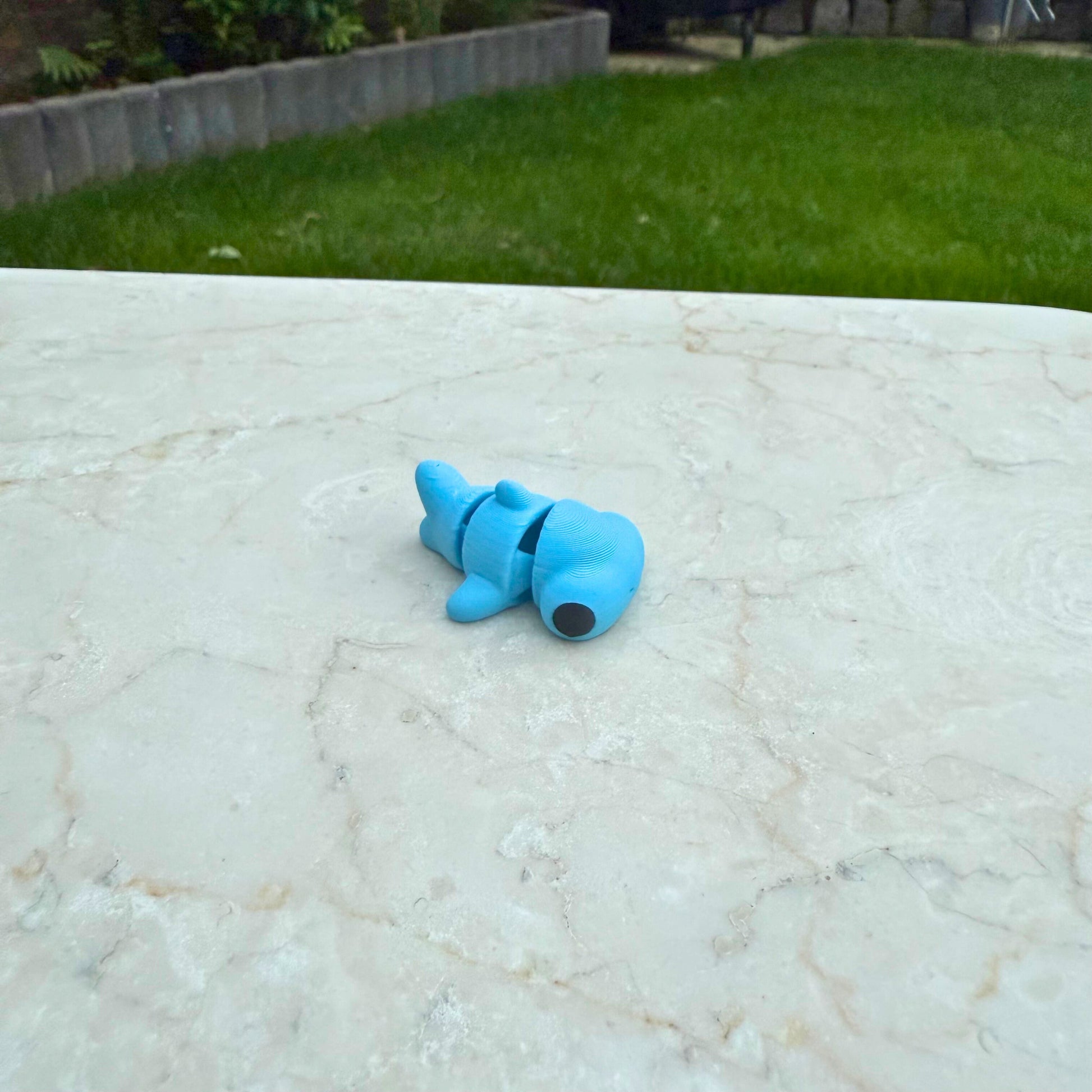 Blauw 3D geprint baby flexi hamerhaai speelgoed, met kenmerkende brede kop en beweegbaar lichaam.