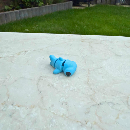 Blauw 3D geprint baby flexi hamerhaai speelgoed, met kenmerkende brede kop en beweegbaar lichaam.