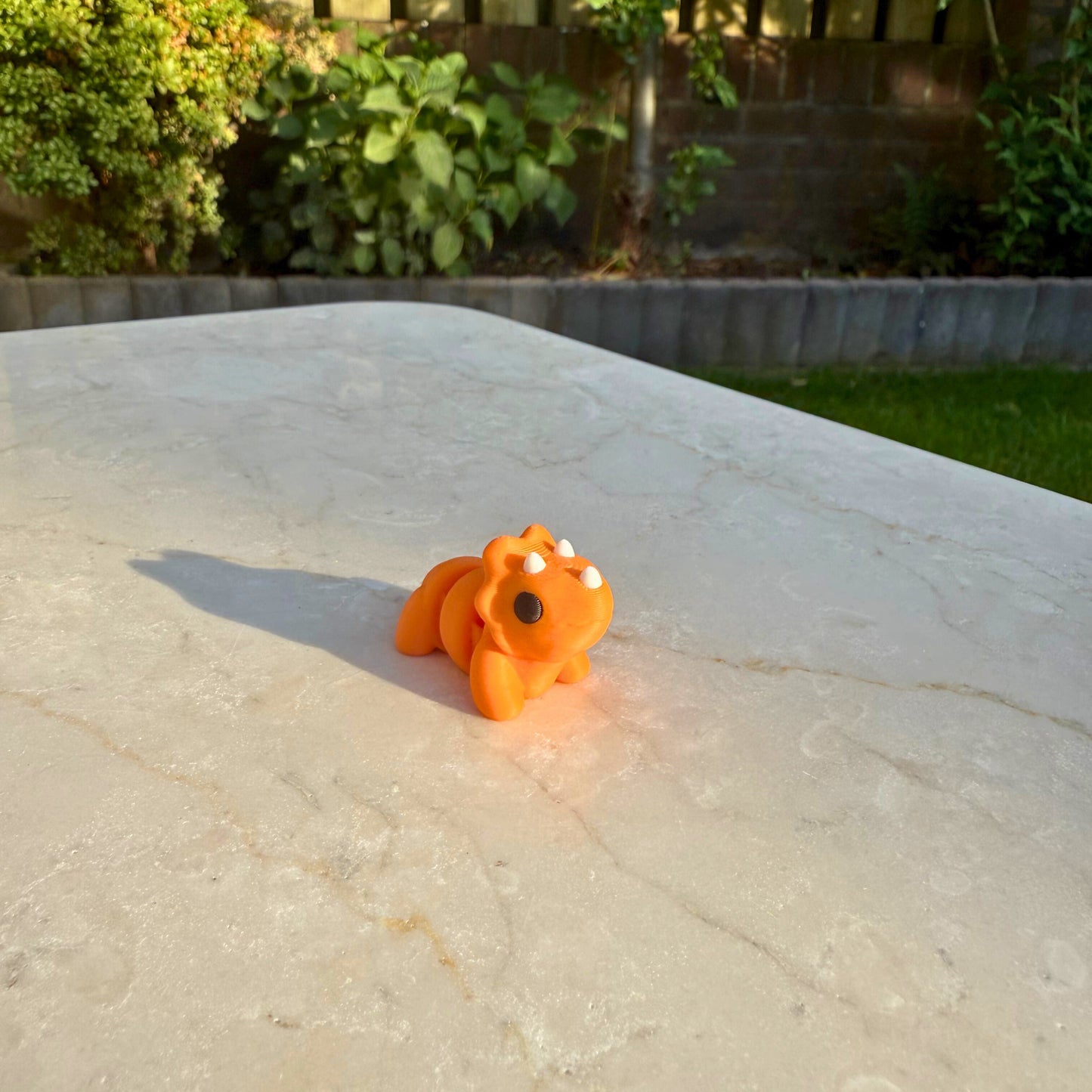 Duurzaam 3D geprint speelgoed van een baby triceratops, ideaal voor fantasiespel.