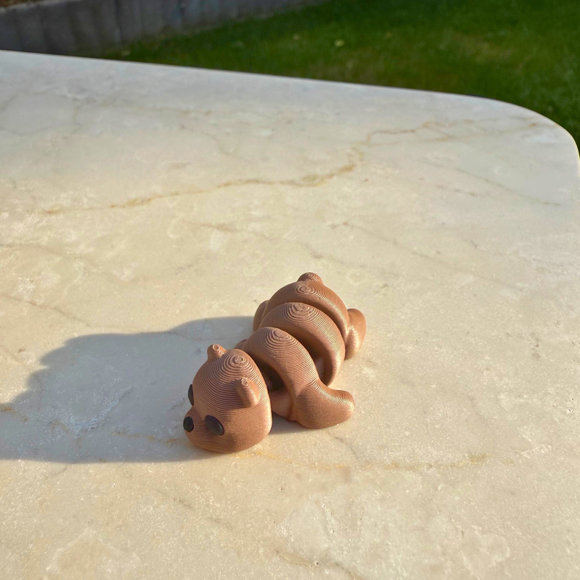 3D geprinte speelgoed bruine beer, toont de articulatie, eco-vriendelijk materiaal.