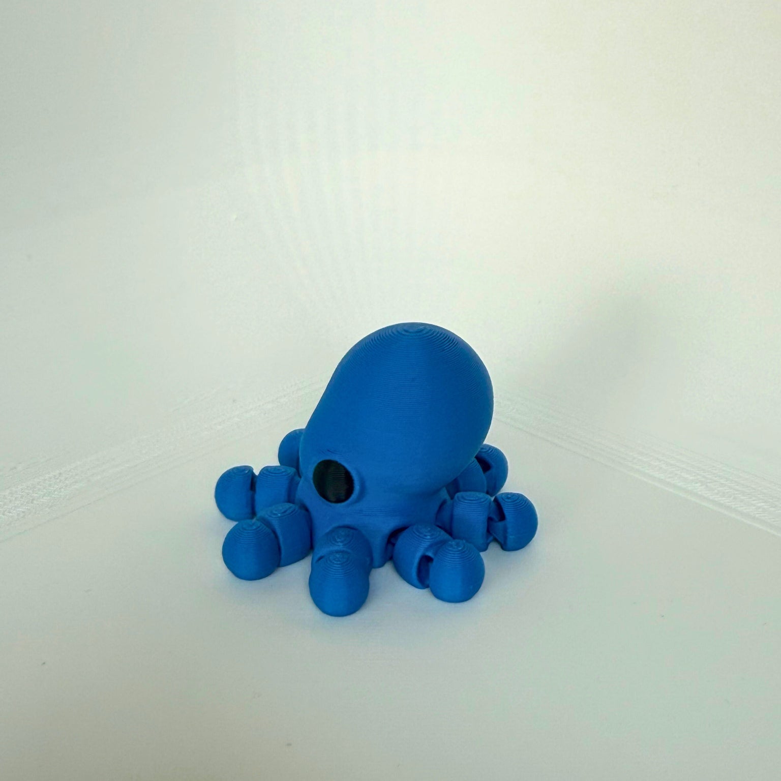 Blauwe octopus speelfiguur met articulerende poten en vriendelijke vorm, zijaanzicht – kindvriendelijk en milieuvriendelijk
