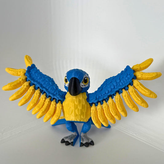 Speelse papegaai met uitgespreide blauwe en gele vleugels, perfect voor kindvriendelijk milieuvriendelijk speelgoed.