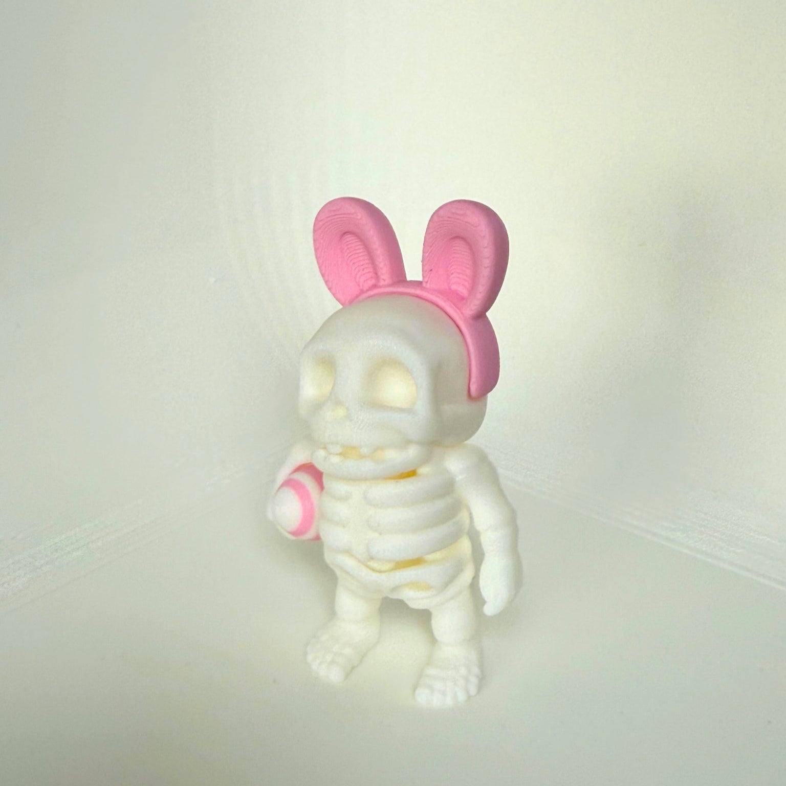 Kindvriendelijk paasfiguurtje als skelet met roze konijnenoren – duurzaam 3D-speelgoed
