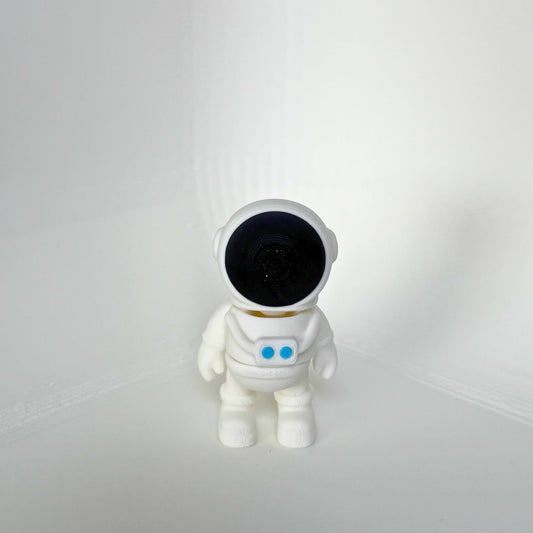 Duurzaam speelgoed: wit astronaut speelfiguur met zwarte helm en blauwe details, vooraanzicht