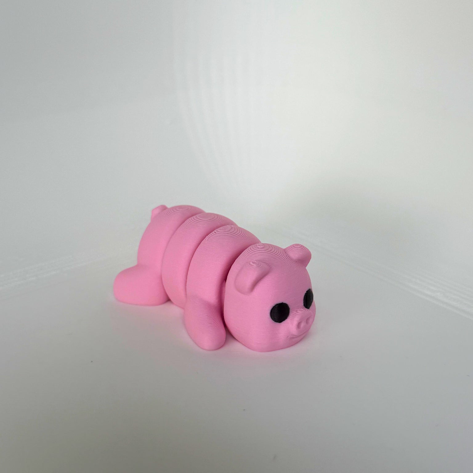 Zijaanzicht van een kindvriendelijk roze biggetje, gemaakt van milieuvriendelijk materiaal voor veilig speelplezier.