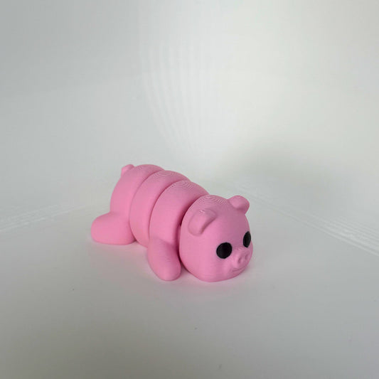 Zijaanzicht van een kindvriendelijk roze biggetje, gemaakt van milieuvriendelijk materiaal voor veilig speelplezier.