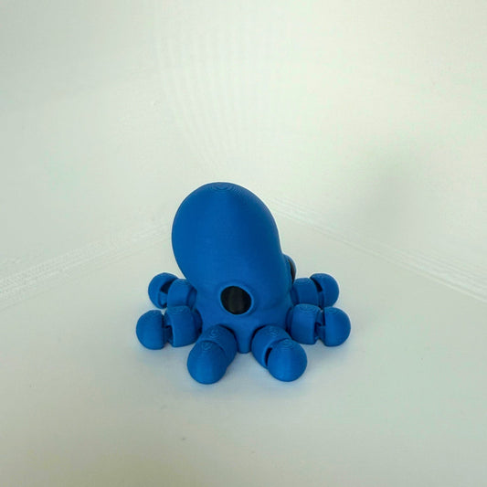 Duurzaam speelgoed: 3D-geprinte blauwe octopus met ronde kop en flexibele poten, achteraanzicht