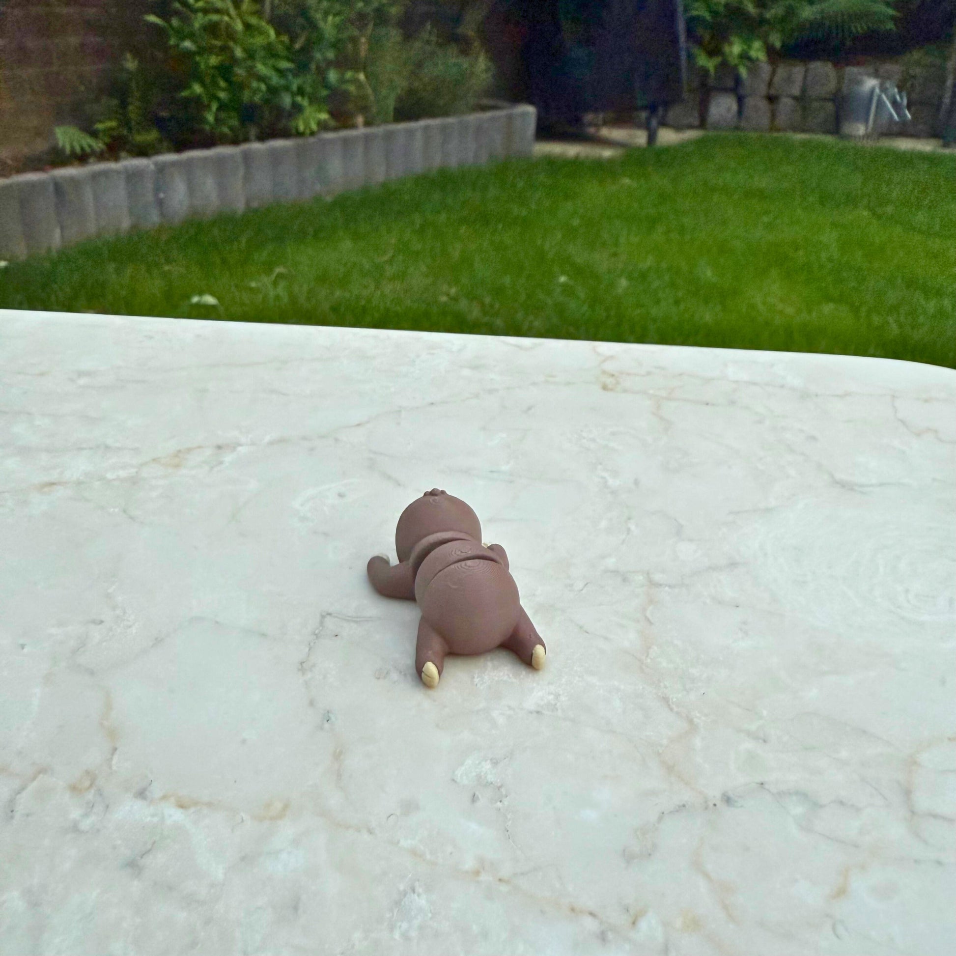 Detailopname van een flexibel 3D geprint baby luiaardje, eco-vriendelijk materiaal.