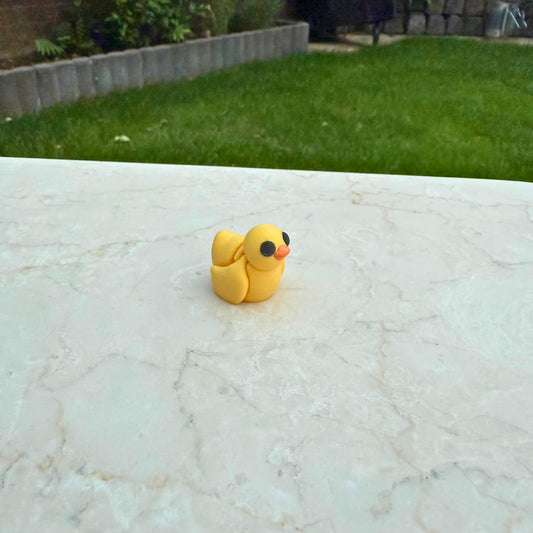 Geel 3D geprint flexibel eendje speelgoed, met beweegbare vleugels en snavel, duurzaam PLA.