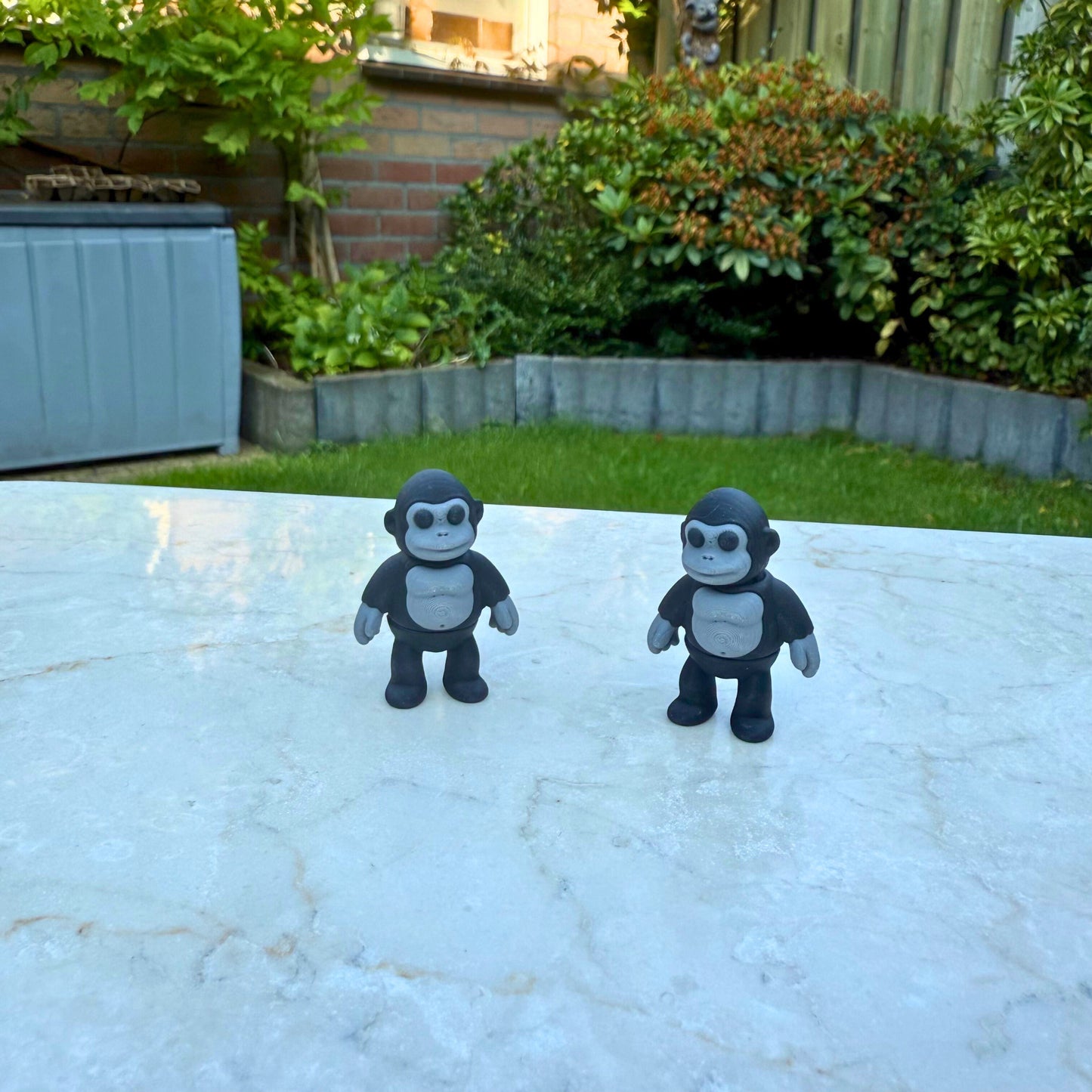 Set van twee 3D geprinte flexibele gorilla speelgoedfiguren, duurzaam PLA.