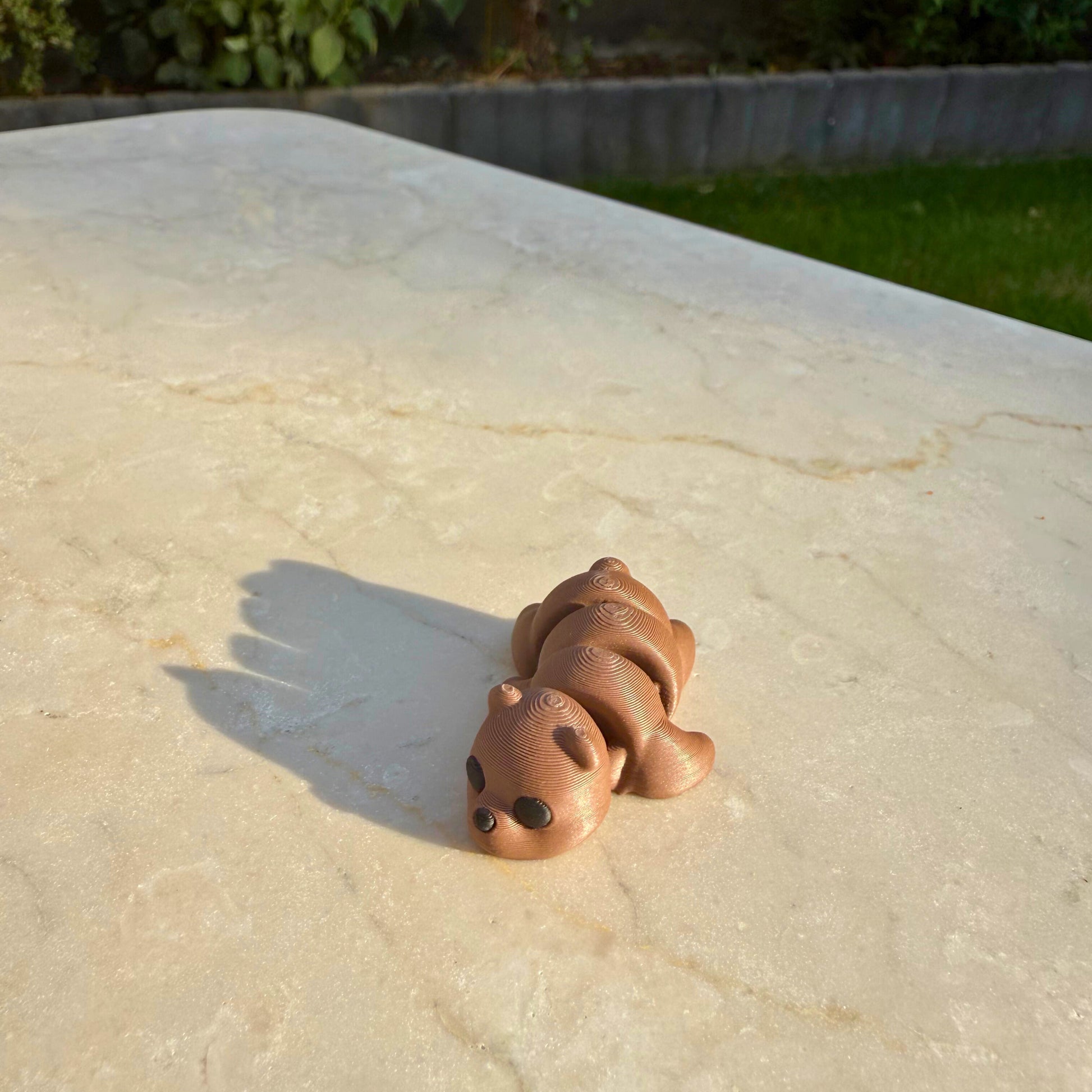 Detail van een 3D geprinte flexibele beer van WereldjeMakers, veilig en duurzaam speelgoed.