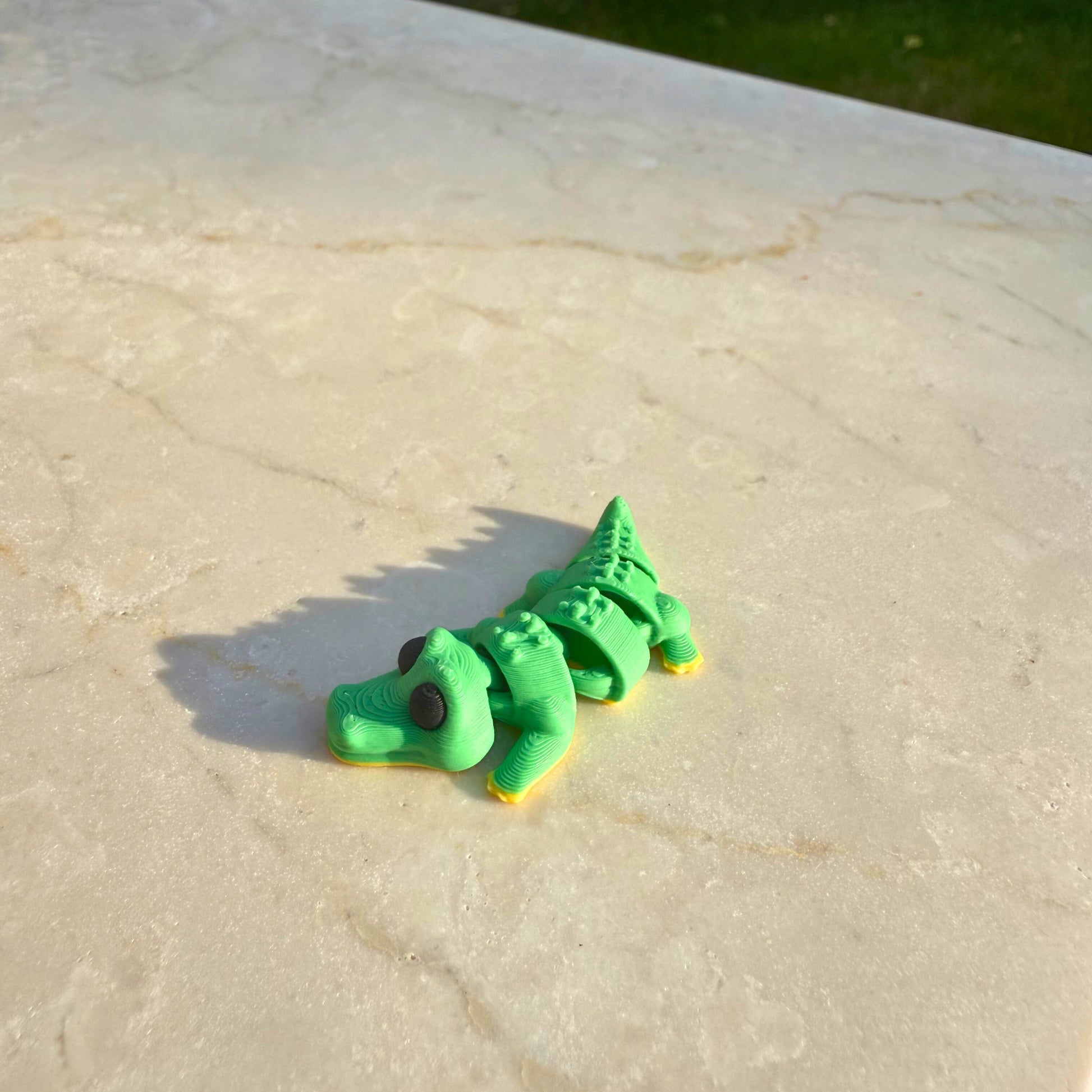 3D geprinte flexibele krokodil van WereldjeMakers, mogelijk met beweegbare kaak.