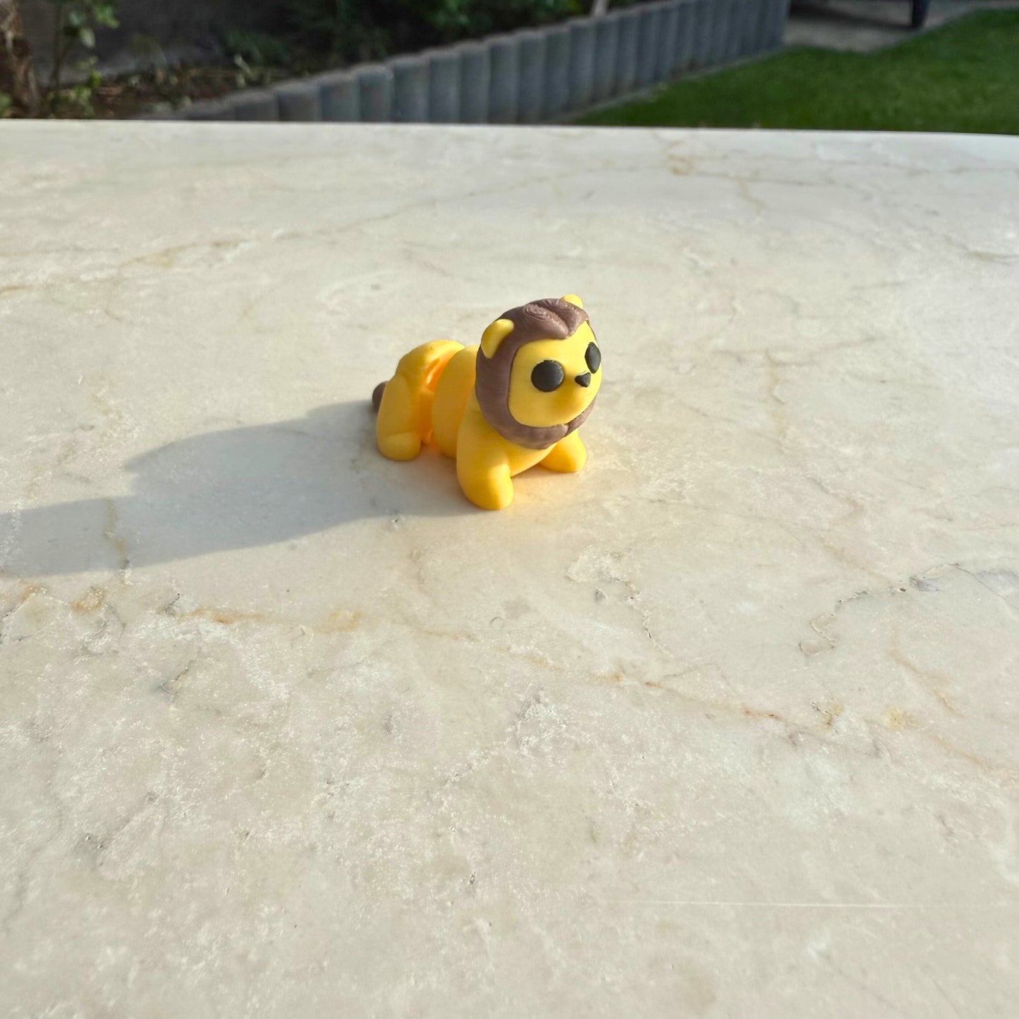 Detail van een koninklijke 3D geprinte flexi leeuw, gemaakt van duurzaam PLA.