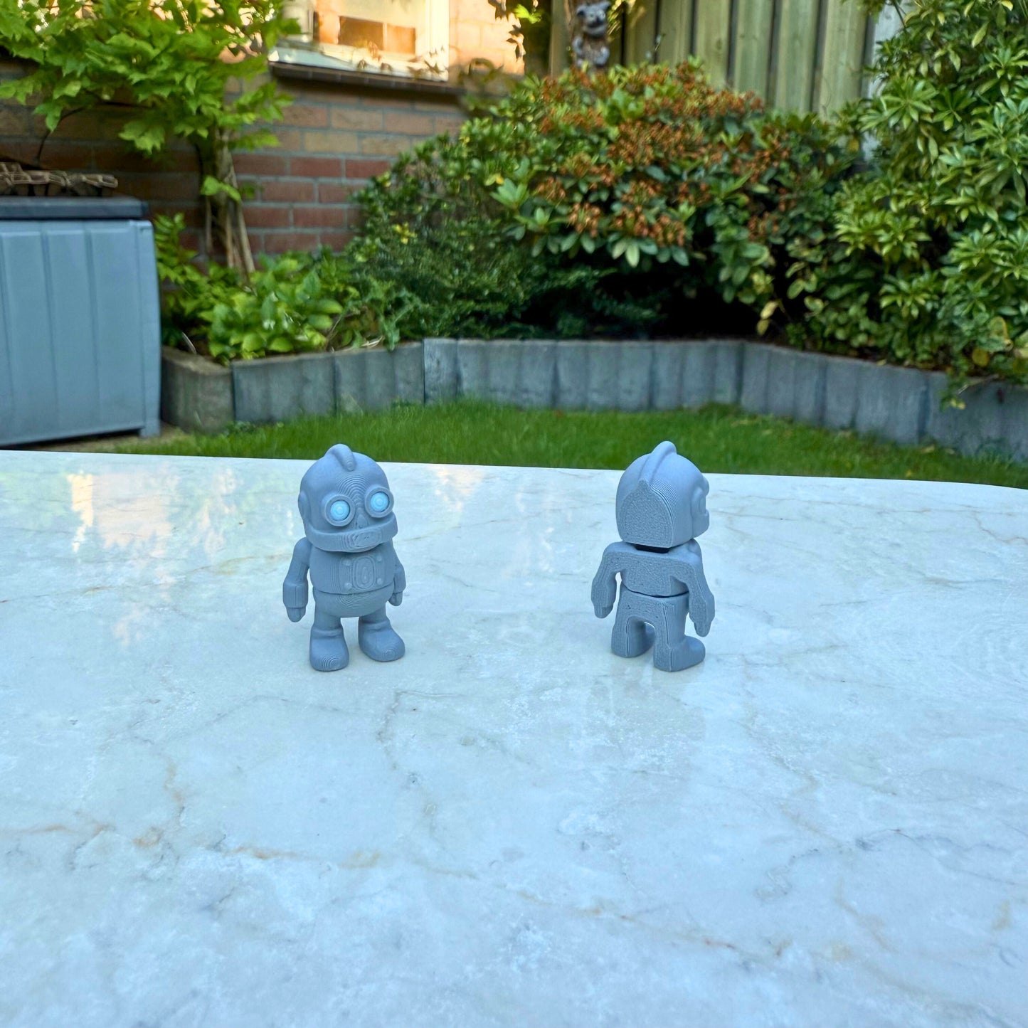 Detail van twee 3D geprinte flexibele robots van WereldjeMakers, duurzaam en veilig speelgoed.