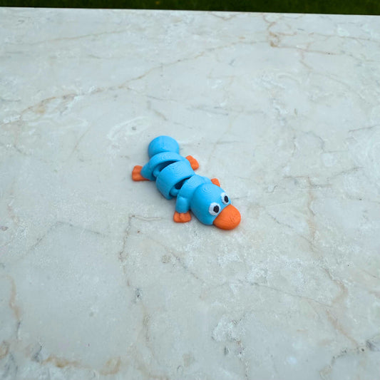 Blauw 3D geprint flexibel vogelbekdier speelgoed, met kenmerkende snavel en beweegbaar lichaam.