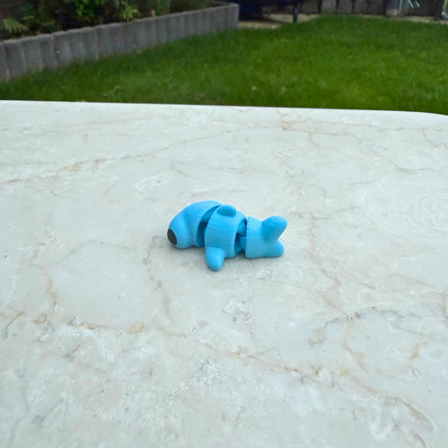 Detail van een 3D geprint flexibel baby hamerhaaitje van WereldjeMakers, toont de articulatie.