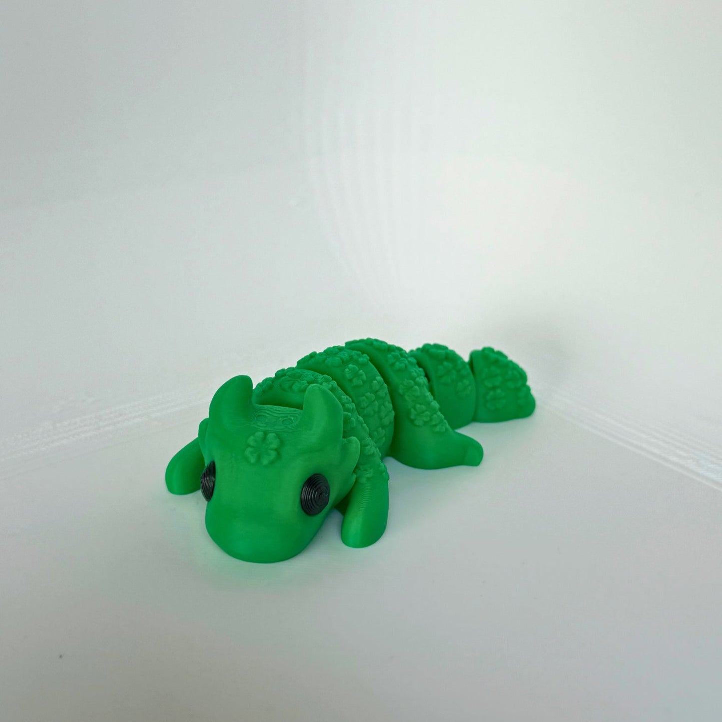 Groene articulerende draak met klavertjesvier – kindvriendelijk en milieuvriendelijk speelgoed voor geluk en plezier