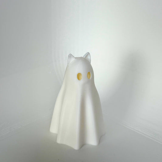 Schattige 3D-geprinte spookkat met oplichtende ogen, staand recht van voren bekeken
