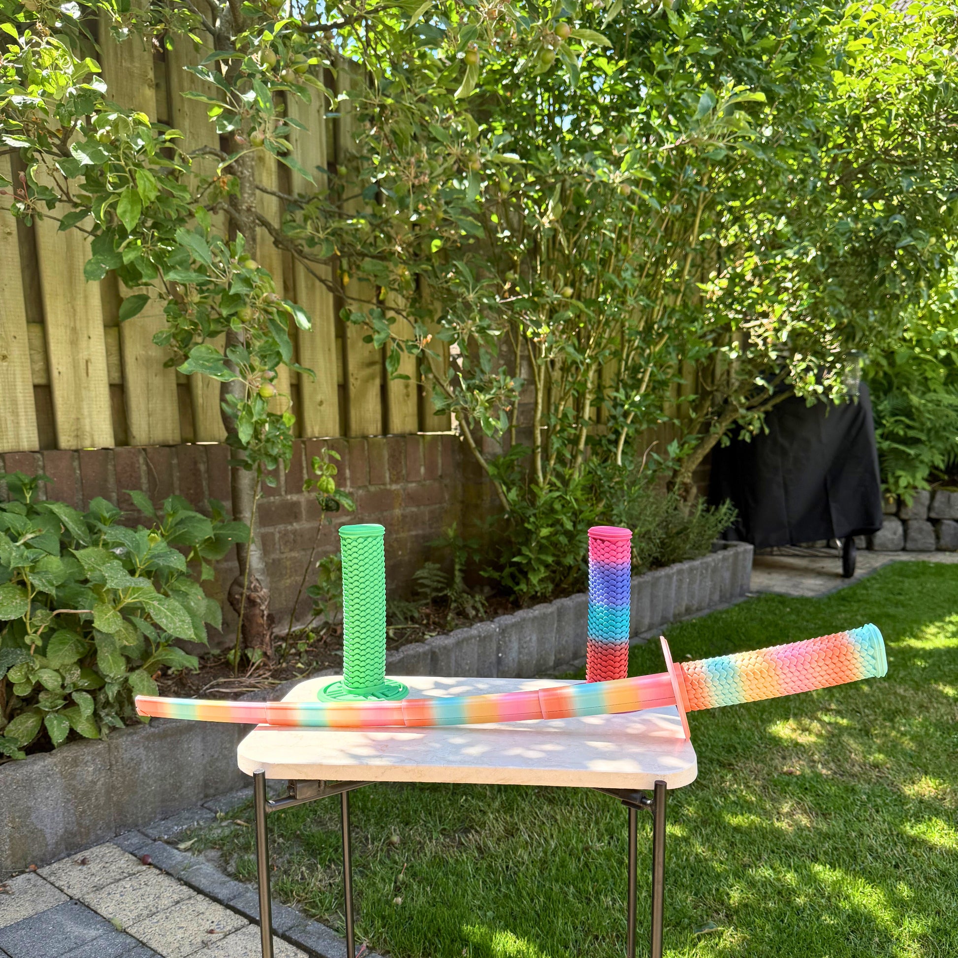 Detailopname van de 3D geprinte uitschuifbare regenboog speelgoed katana, duurzaam PLA.