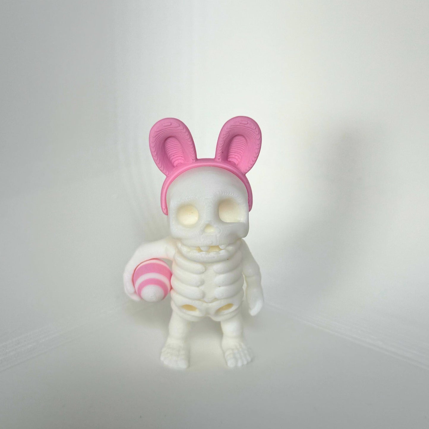 Speels skeletfiguur met konijnenoren en paasei – milieuvriendelijk speelgoed