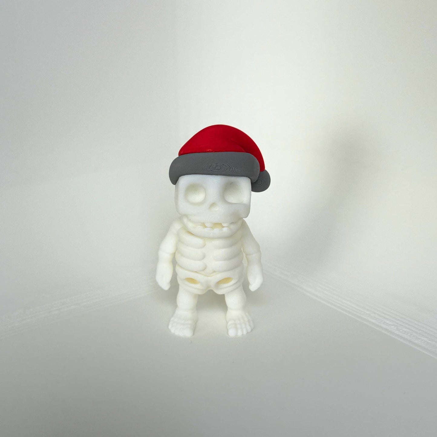 Kindvriendelijk speelfiguur van een skelet met kerstmanmuts – milieuvriendelijk en leuk voor de feestdagen