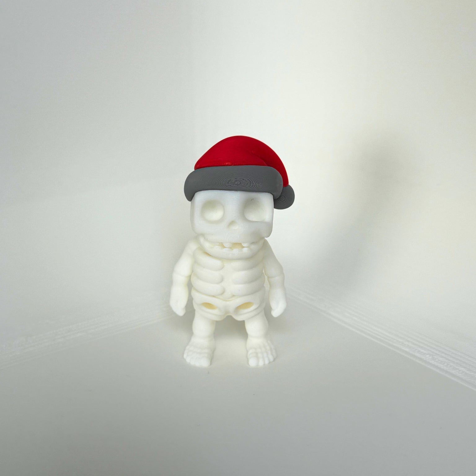 Kindvriendelijk speelfiguur van een skelet met kerstmanmuts – milieuvriendelijk en leuk voor de feestdagen