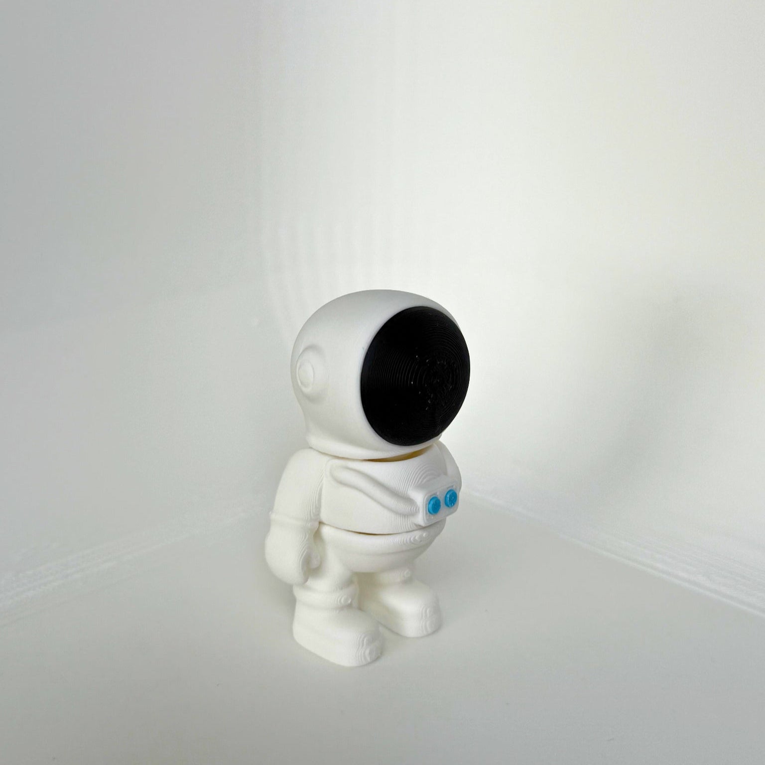 Kindvriendelijk astronaut speelfiguur – wit 3D-geprint ruimtereiziger speelgoed, zijaanzicht met zwarte helm