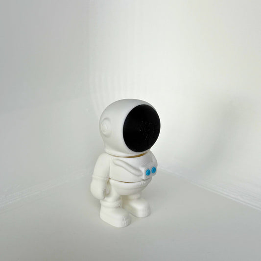 Kindvriendelijk astronaut speelfiguur – wit 3D-geprint ruimtereiziger speelgoed, zijaanzicht met zwarte helm