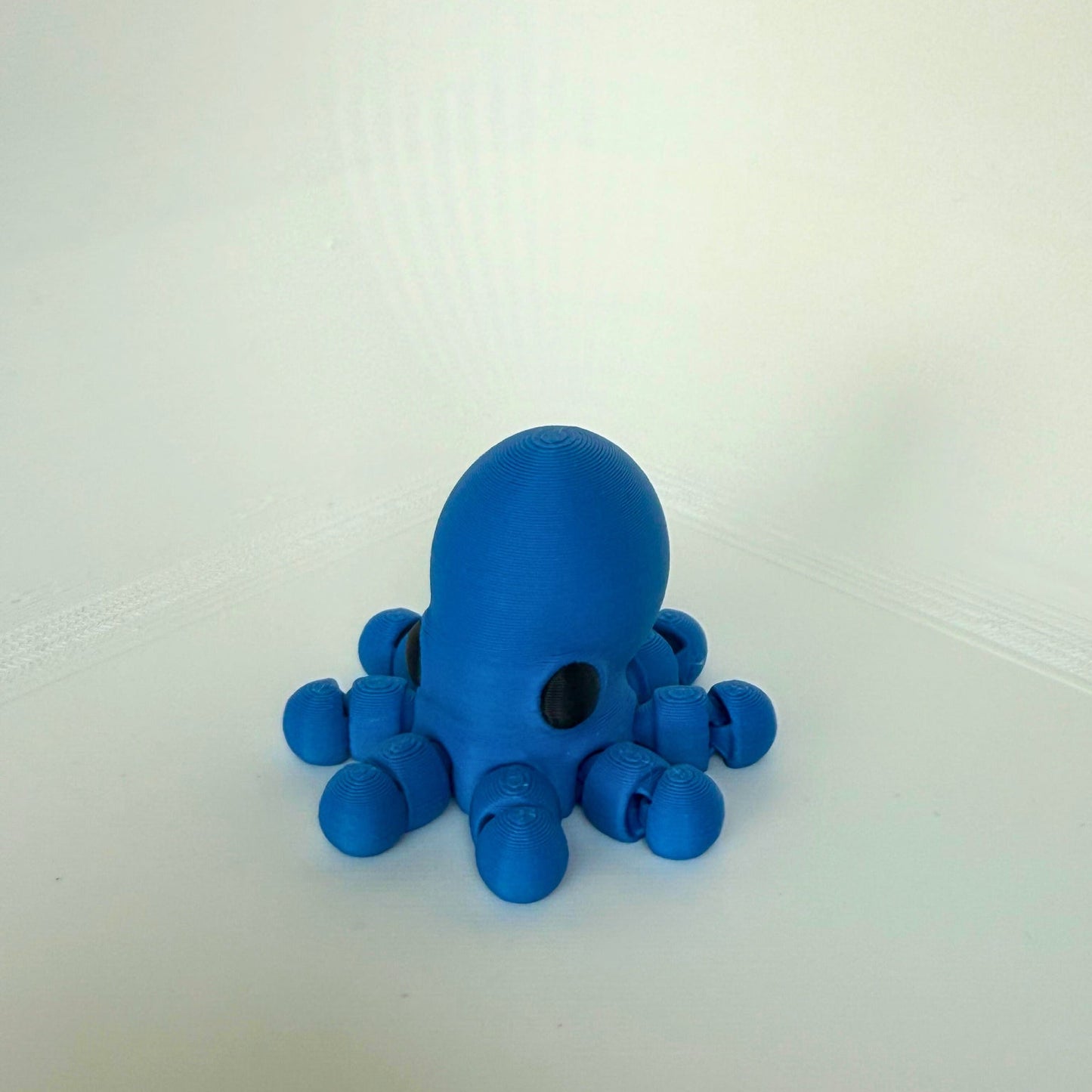 Kindvriendelijk speelgoed: blauwe baby octopus speelfiguur met beweegbare tentakels, voorkant
