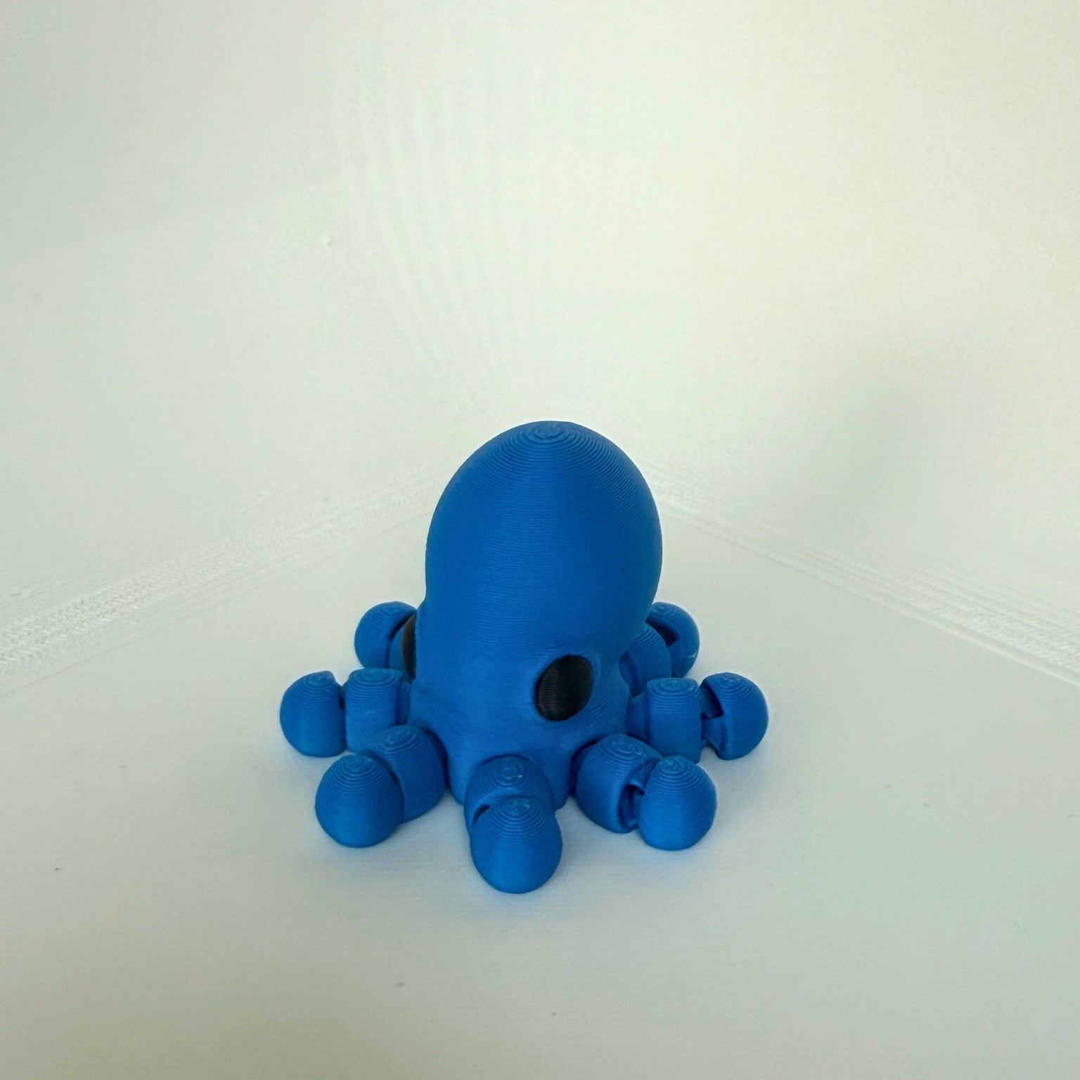 Kindvriendelijk speelgoed: blauwe baby octopus speelfiguur met beweegbare tentakels, voorkant