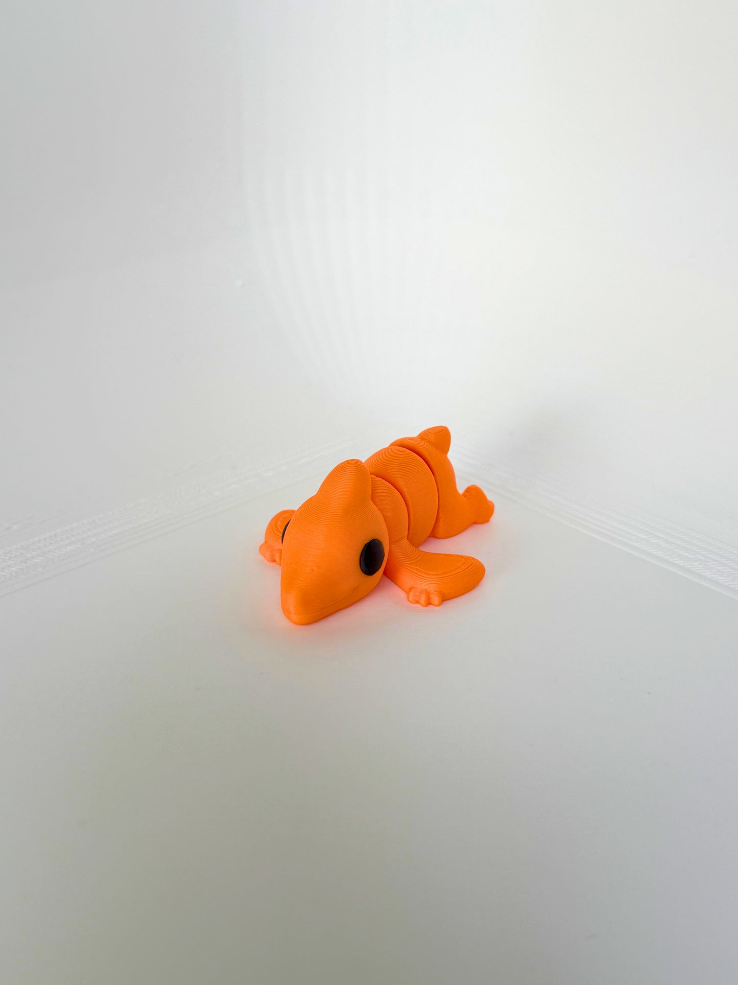 Kindvriendelijk speelgoed: oranje 3D-geprint baby pterodactyl speelfiguur, vooraanzicht met grote ogen