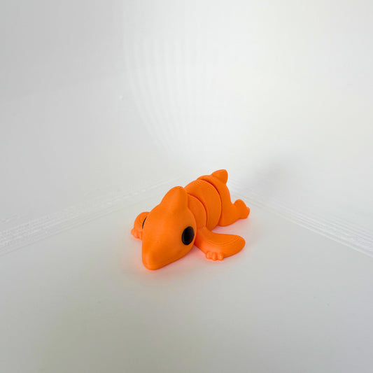 Kindvriendelijk speelgoed: oranje 3D-geprint baby pterodactyl speelfiguur, vooraanzicht met grote ogen