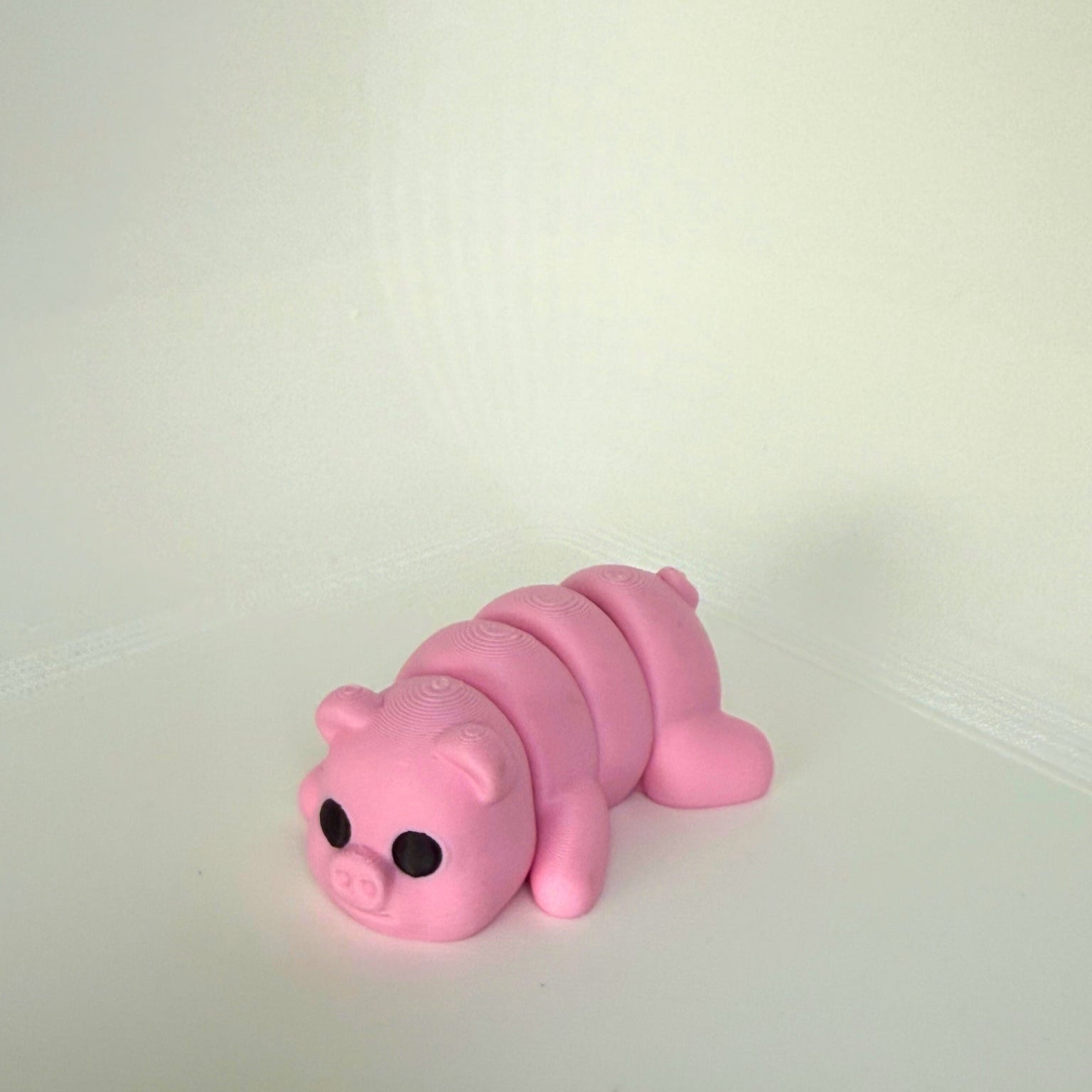 Lief roze biggetje als milieuvriendelijk speelfiguur met schattige details, ideaal voor kinderen.