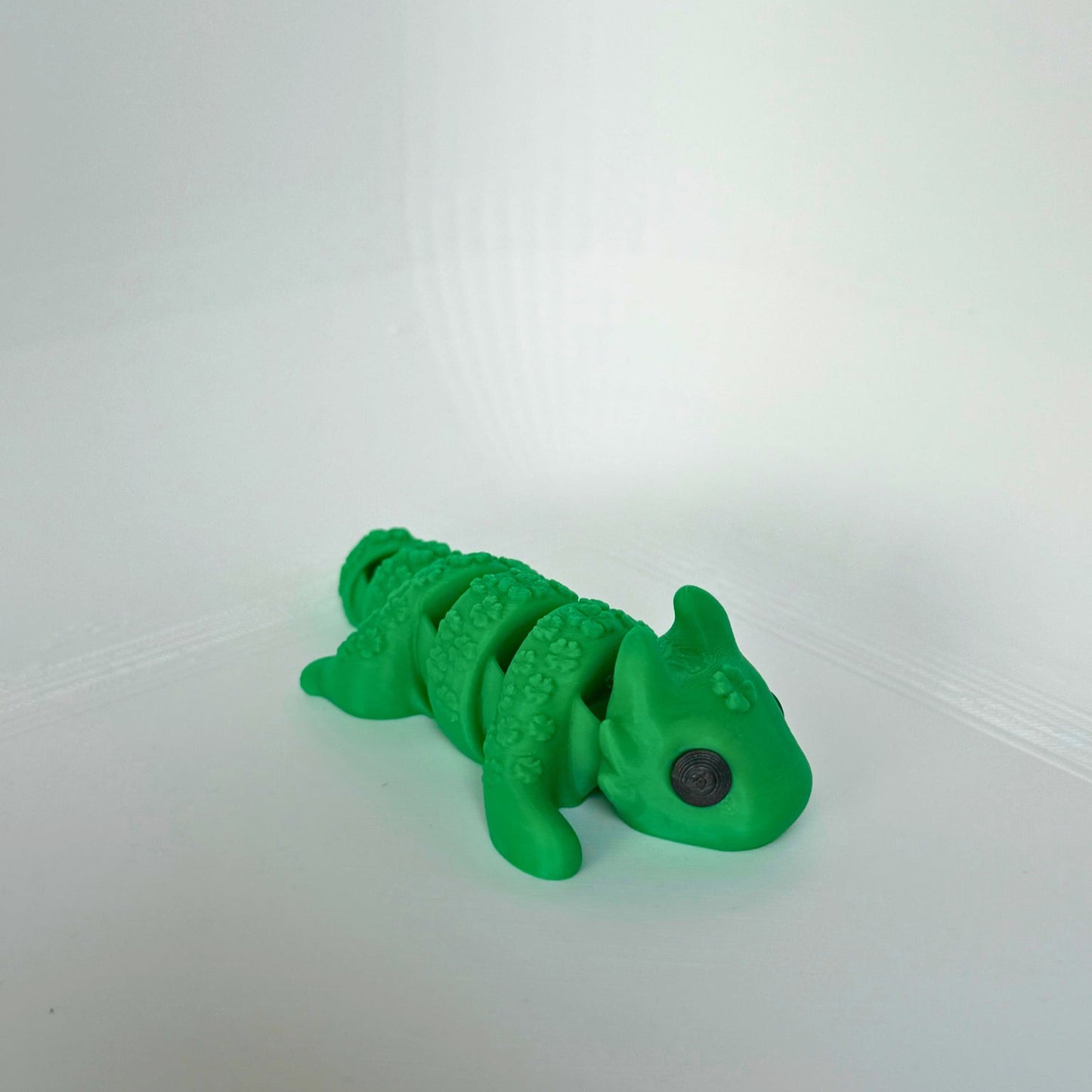 Schattige groene gelukdraak met klavertjesvier – duurzaam speelgoed met articulerende delen, perfect als origineel cadeau