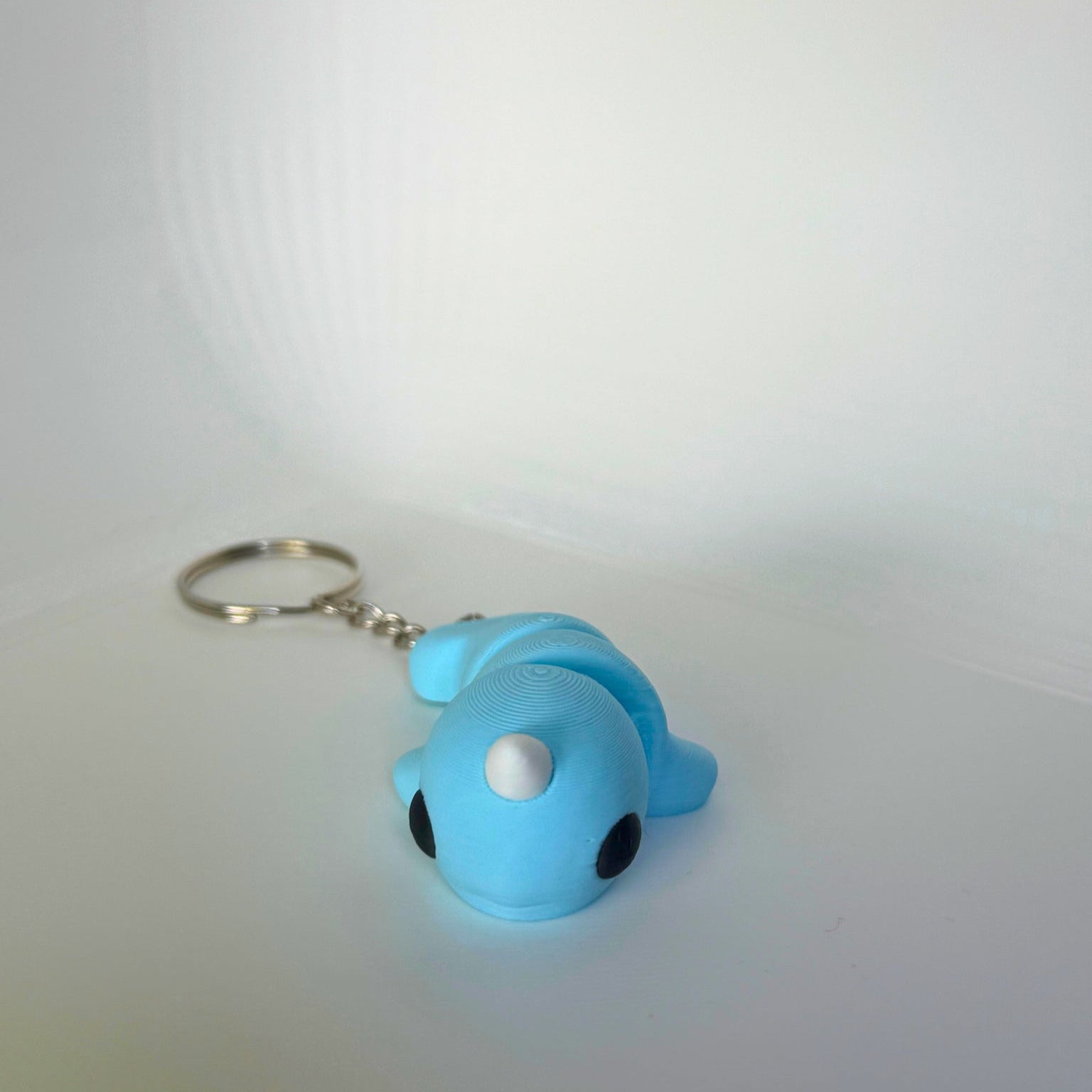 Kindvriendelijke blauwe narwal sleutelhanger met hoorn – milieuvriendelijk 3D-geprint speelgoed