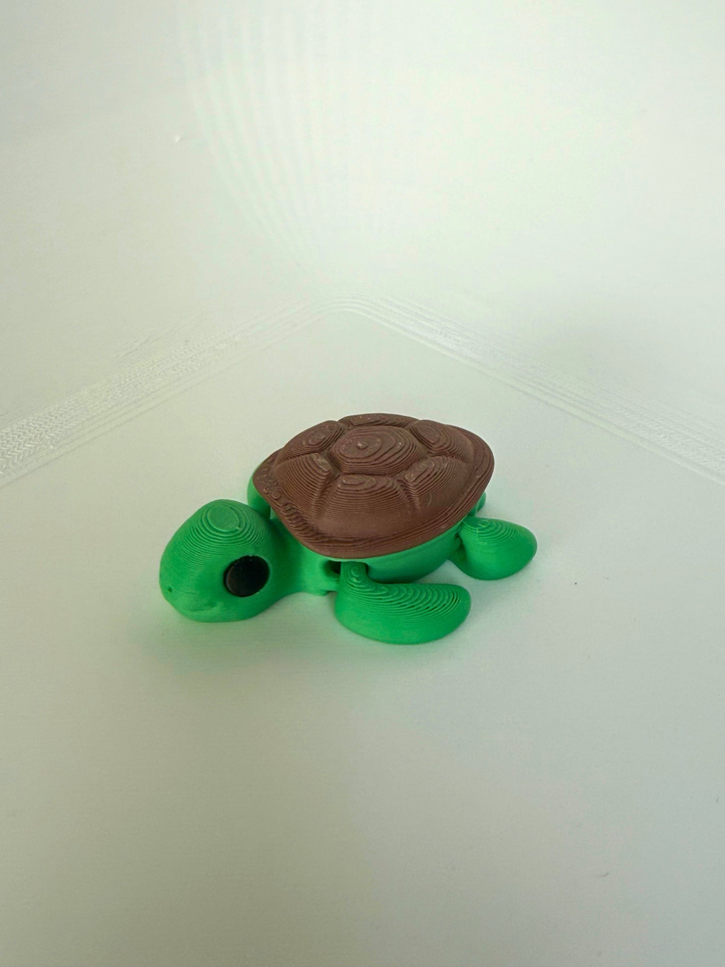 PLA speelgoed schildpad – groene 3D-geprinte speelfiguur met articulerende poten, zij- en achteraanzicht