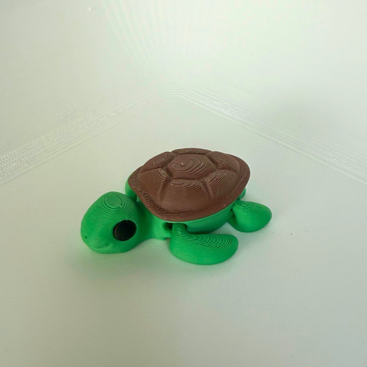 PLA speelgoed schildpad – groene 3D-geprinte speelfiguur met articulerende poten, zij- en achteraanzicht