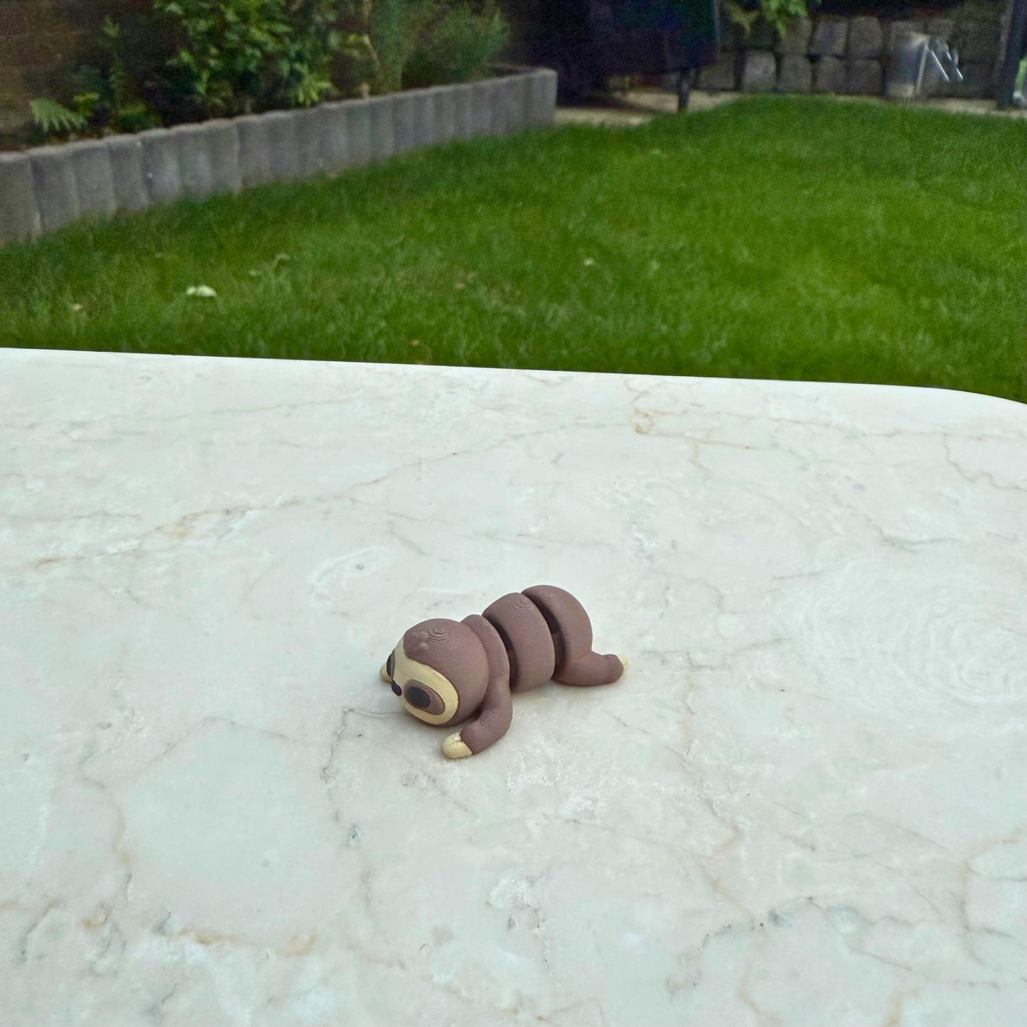 Beweegbaar 3D geprint baby luiaardje, schattig en gedetailleerd speelgoed.