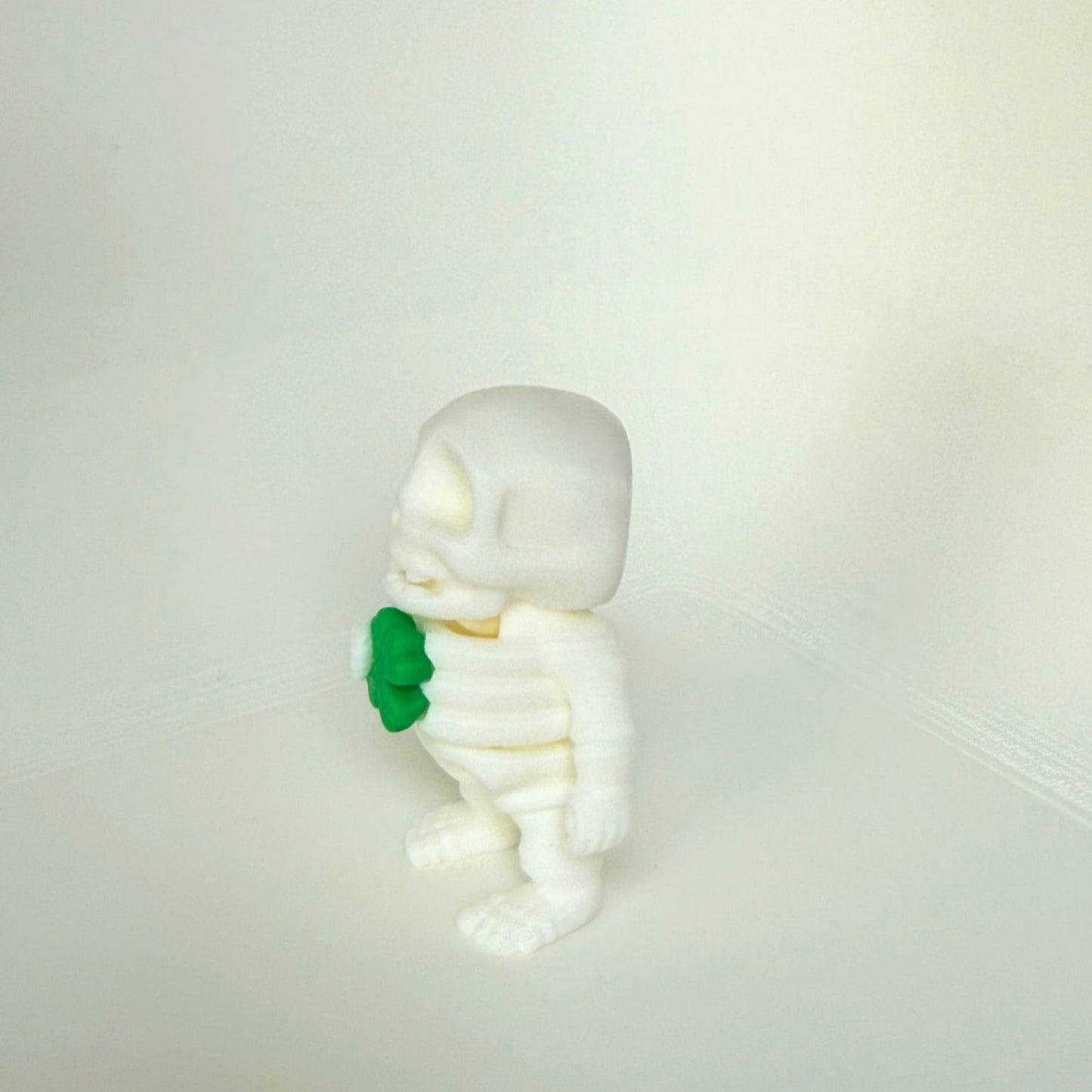 3D-geprint skeletfiguurtje met geluksblad – milieubewuste keuze voor vrolijk kinderspeelgoed.