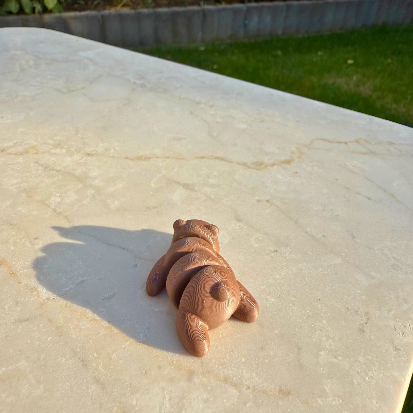 Flexibel model van een 3D geprinte bruine beer, speelgoed met beweegbare delen.